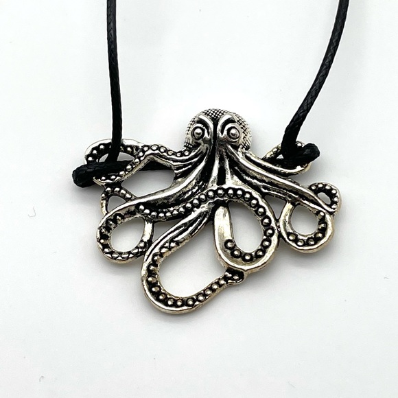 Octopus charm necklace 🐙 - Picture 2 of 3
